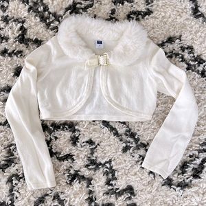 Janie and Jack girls ivory shrug with faux fur collar. Size 5.